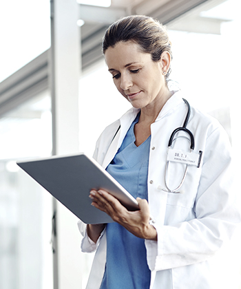 médica com tablet