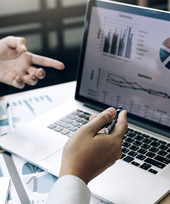 mãos com computador