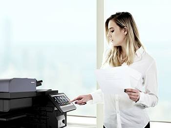 TASKalfa 2554ci mulher com impressora