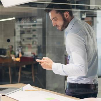 Impressão em movimento  man using a smartphone while standing over desk