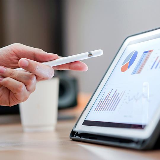 A captura avançada faz a diferença ao permitir que você: Hand with pen pointing at tablet