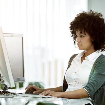 Tecnologia para comunicação remota  Girl at computer