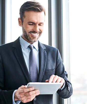 A link between mobility, happiness & productivity guy on tablet