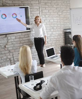 Enfrentando Desafios na Educação person giving presentation