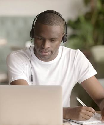 Usando a Nuvem na Educação guy taking notes