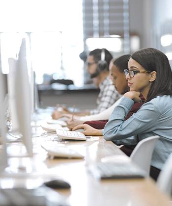 Soluções Personalizadas para Escolas Eficientes students learning